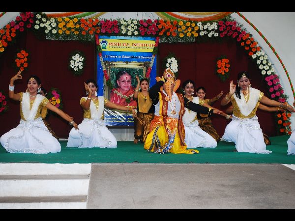 అలరించిన విద్యార్థినుల నృత్యాలు