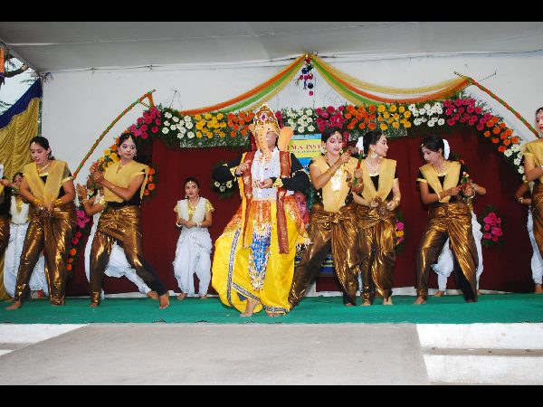 అలరించిన విద్యార్థినుల నృత్యాలు