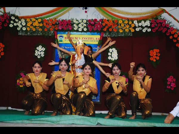 అలరించిన విద్యార్థినుల నృత్యాలు