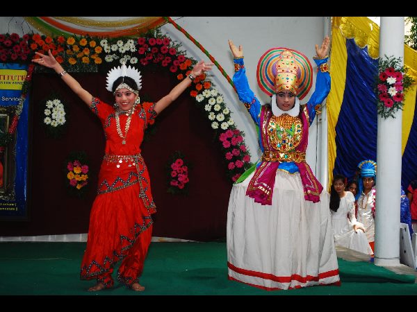 అలరించిన విద్యార్థినుల నృత్యాలు