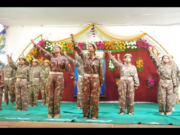 అలరించిన విద్యార్థినుల నృత్యాలు