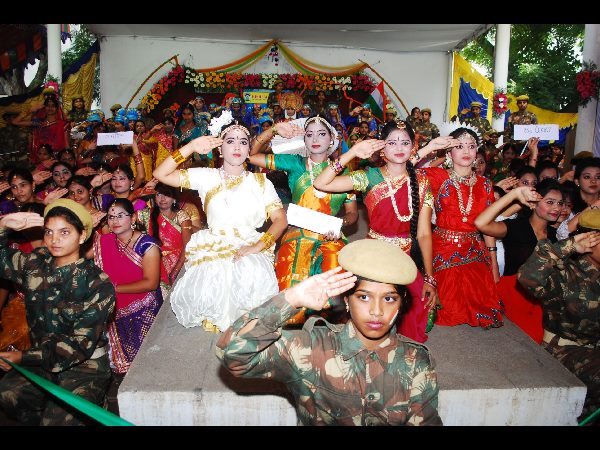 అలరించిన విద్యార్థినుల నృత్యాలు