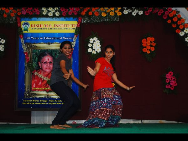 అలరించిన విద్యార్థినుల నృత్యాలు