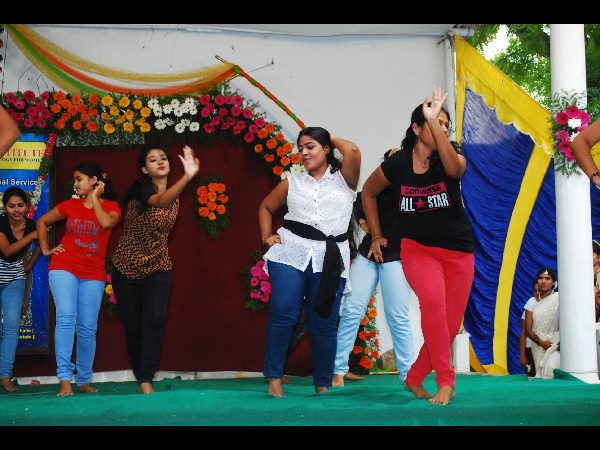 అలరించిన విద్యార్థినుల నృత్యాలు