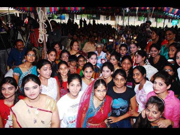 అలరించిన విద్యార్థినుల నృత్యాలు