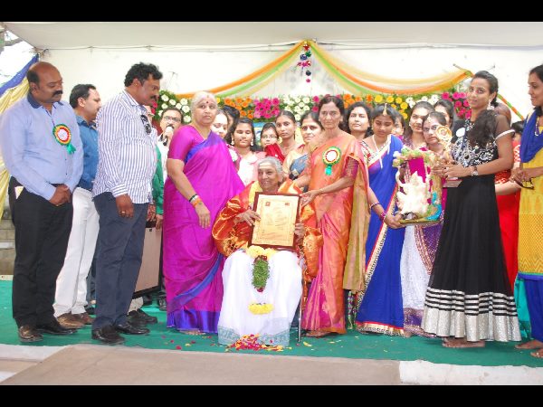 గాయని జానకికి సత్కారం