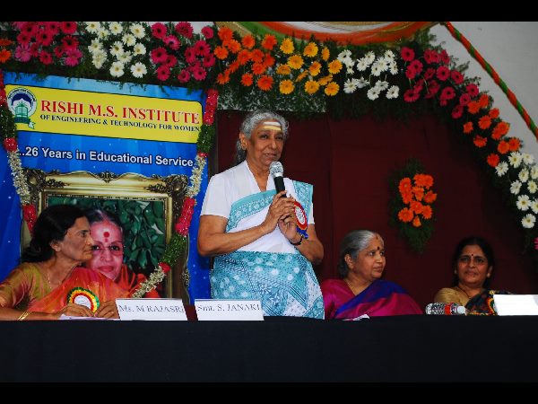 అలరించిన విద్యార్థినుల నృత్యాలు