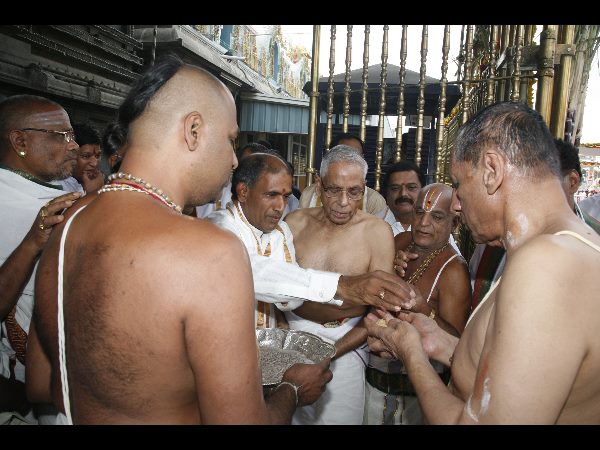 స్వామి సేవలో గవర్నర్ నరసింహాన్ దంపతులు