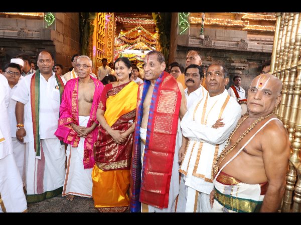 స్వామి సేవలో గవర్నర్ నరసింహాన్ దంపతులు