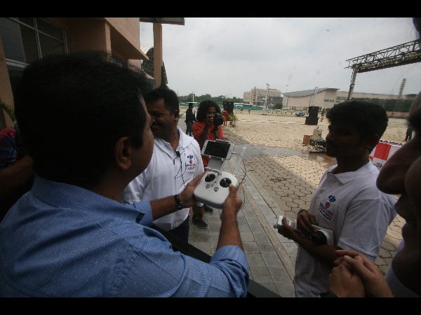 వివిధ రంగాలకు చెందినవారు వివిధ రంగాలకు చెందినవారు