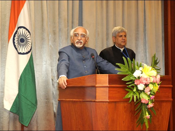 లావోస్ పర్యటనలో థాట్ లువాంగ స్ధూపం వద్ద ఎంపీ కవిత