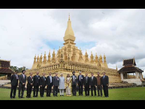 లావోస్ పర్యటనలో థాట్ లువాంగ స్ధూపం వద్ద ఎంపీ కవిత