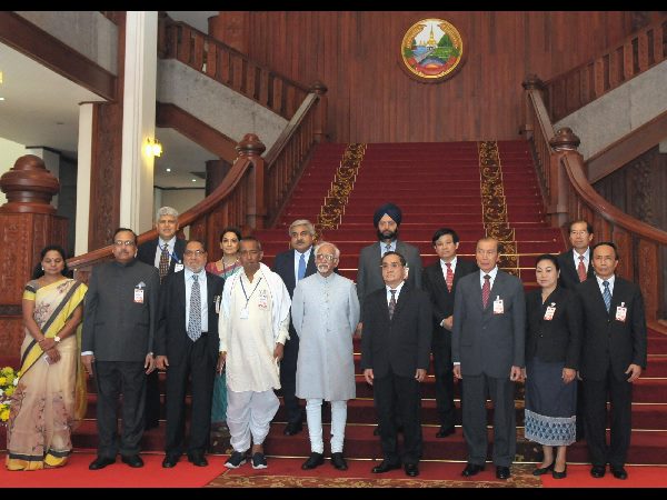  లావోస్ పర్యటనలో థాట్ లువాంగ స్ధూపం వద్ద ఎంపీ కవిత