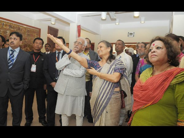  లావోస్ పర్యటనలో థాట్ లువాంగ స్ధూపం వద్ద ఎంపీ కవిత