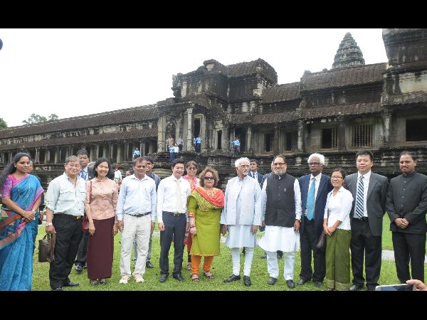  లావోస్ పర్యటనలో థాట్ లువాంగ స్ధూపం వద్ద ఎంపీ కవిత