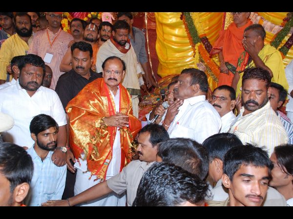 సామాజిక జీవనం మారుతుంది..