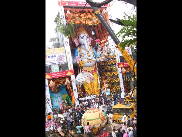  పుణ్యక్షేత్రంగా ఖైరతాబాద్: చేతిలో భారీ లడ్డూ 