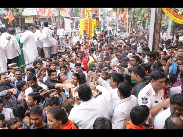 పుణ్యక్షేత్రంగా ఖైరతాబాద్: చేతిలో భారీ లడ్డూ 