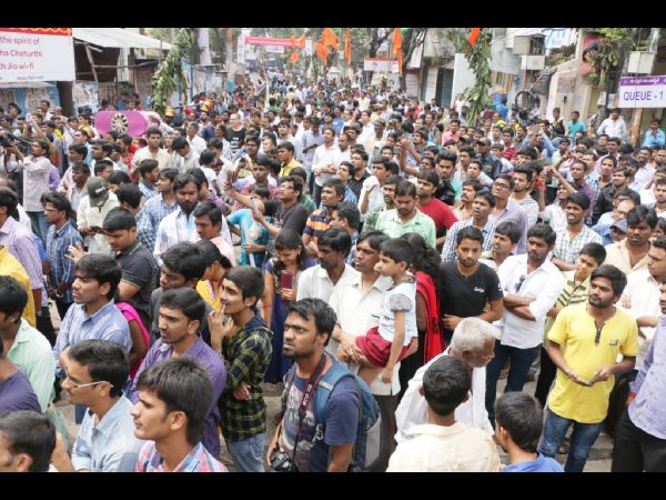 పుణ్యక్షేత్రంగా ఖైరతాబాద్: చేతిలో భారీ లడ్డూ 