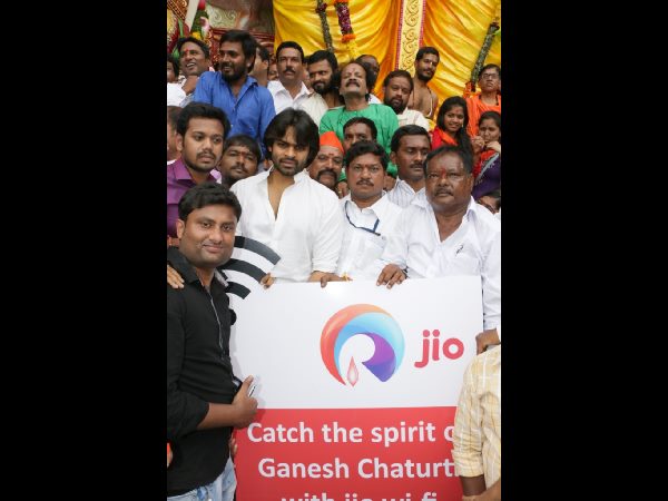  పుణ్యక్షేత్రంగా ఖైరతాబాద్: చేతిలో భారీ లడ్డూ 