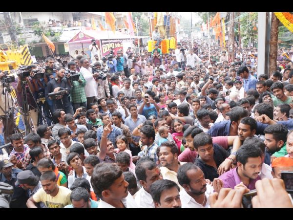  పుణ్యక్షేత్రంగా ఖైరతాబాద్: చేతిలో భారీ లడ్డూ 