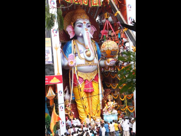  పుణ్యక్షేత్రంగా ఖైరతాబాద్: చేతిలో భారీ లడ్డూ 