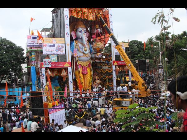  పుణ్యక్షేత్రంగా ఖైరతాబాద్: చేతిలో భారీ లడ్డూ 