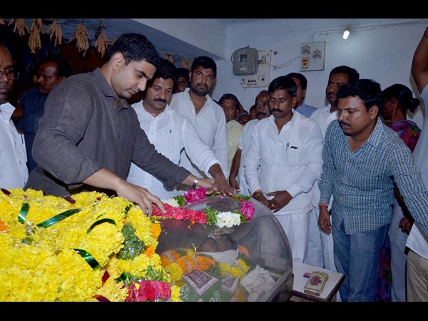 కృష్ణారెడ్డికి నారా లోకేష్ నివాళులు