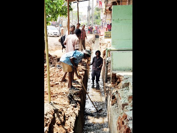  Video: 6-year-old girl goes missing after falling into drain