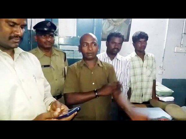  రైల్లో సూదిగాడంటూ పుకార్లు: ఘర్షణ, అరెస్ట్ 