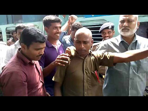  రైల్లో సూదిగాడంటూ పుకార్లు: ఘర్షణ, అరెస్ట్ 