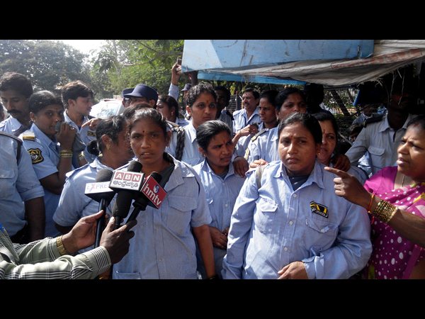  గాంధీలో ఢిష్యుం డిష్యుం: ఒకరిపై మరొకరు కర్రలతో దాడి