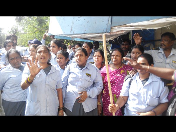  గాంధీలో ఢిష్యుం డిష్యుం: ఒకరిపై మరొకరు కర్రలతో దాడి