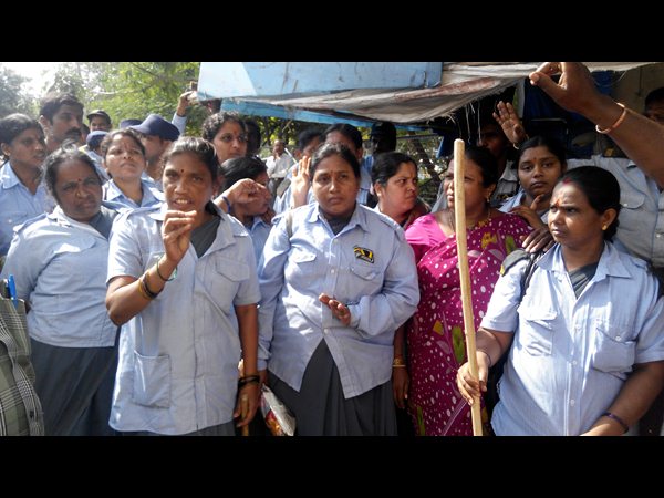  గాంధీలో ఢిష్యుం డిష్యుం: ఒకరిపై మరొకరు కర్రలతో దాడి