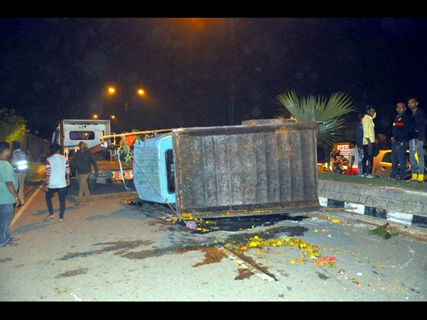 నిమజ్జనంలో అపశృతి: ఖైరతాబాద్ మహాగణపతి నిమజ్జనం ఇలా