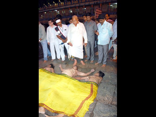 కపిల తీర్థం జలపాతంలో విషాదం: ఏడు మృతదేహాల వెలికితీత కపిల తీర్థం జలపాతంలో విషాదం: ఏడు మృతదేహాల వెలికితీత