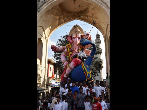 నిమజ్జనం: యవత డ్యాన్స్, పోటెత్తిన జనం