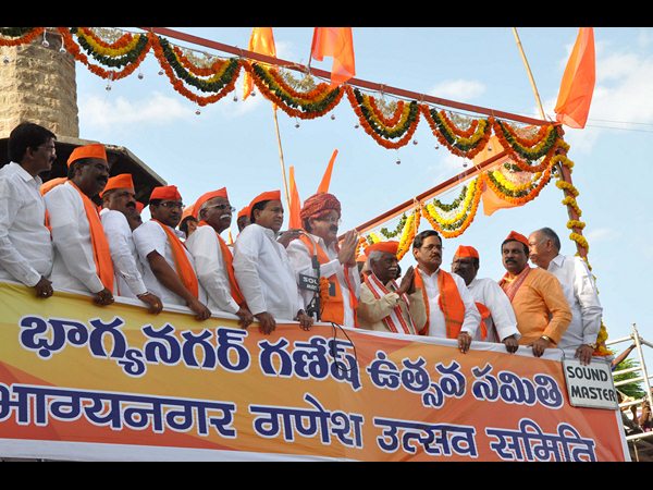  నిమజ్జనం: యవత డ్యాన్స్, పోటెత్తిన జనం