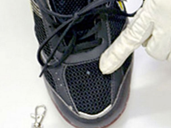 With Camera Hidden in Shoe, He Took Obscene Photos of Women With Camera Hidden in Shoe, He Took Obscene Photos of Women