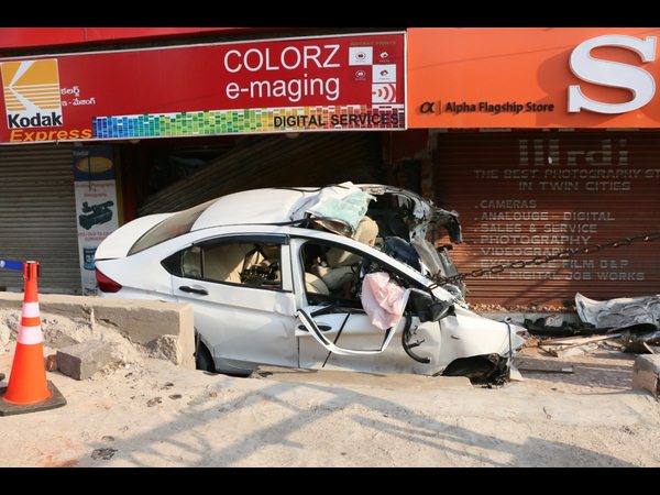 దుకాణంలోకి దూసుకెళ్లిన కారు