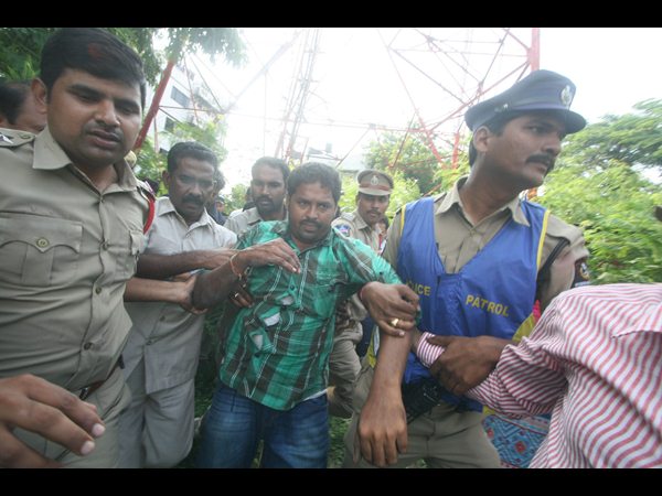 అసెంబ్లీ ఎదుట పురుగుల మందు తాగిన రైతు సమ్మయ్య