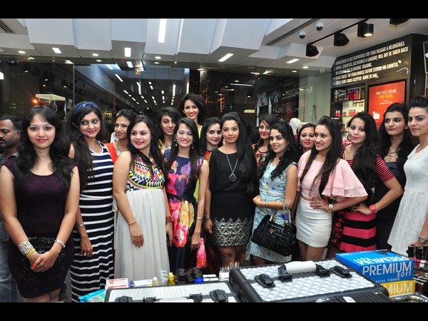  నగరంలో సందడి చేసిన గుజరాతీ భామలు