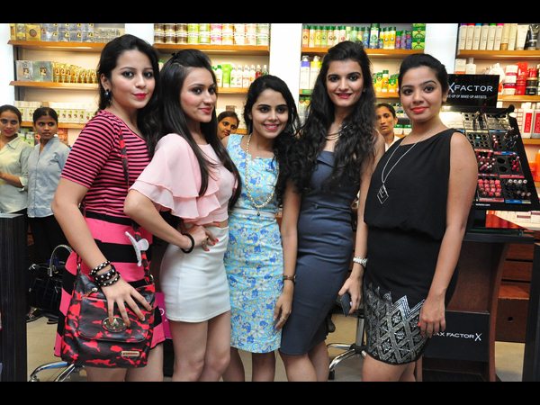  నగరంలో సందడి చేసిన గుజరాతీ భామలు