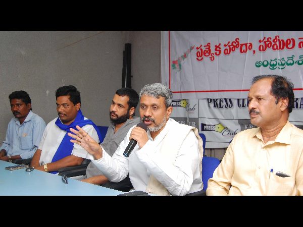 Actor Sivaji warns Minister over Special Status to AP