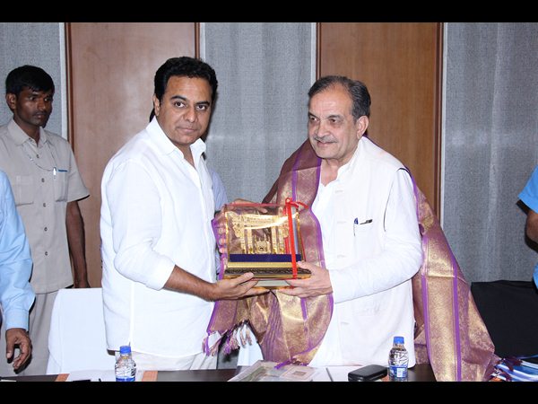  Union Minister praises Minister KTR