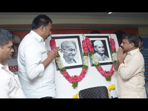  ఘనంగా గాంధీకి నివాళి: పాల్గొన్న కేసీఆర్, గవర్నర్