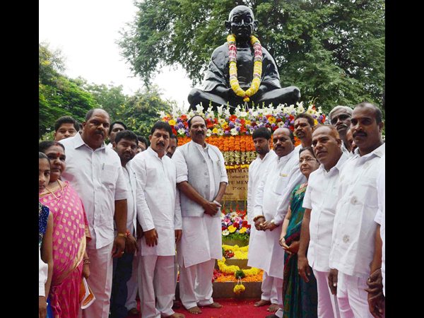  ఘనంగా గాంధీకి నివాళి: పాల్గొన్న కేసీఆర్, గవర్నర్
