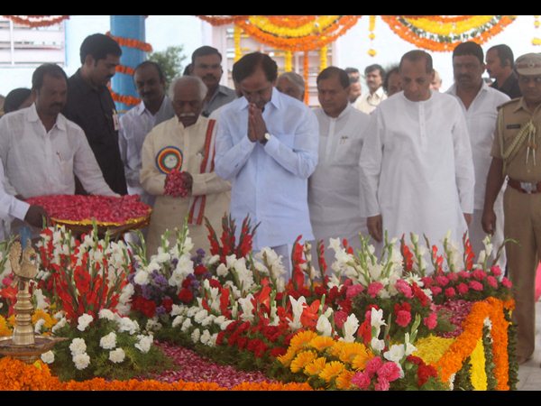  ఘనంగా గాంధీకి నివాళి: పాల్గొన్న కేసీఆర్, గవర్నర్