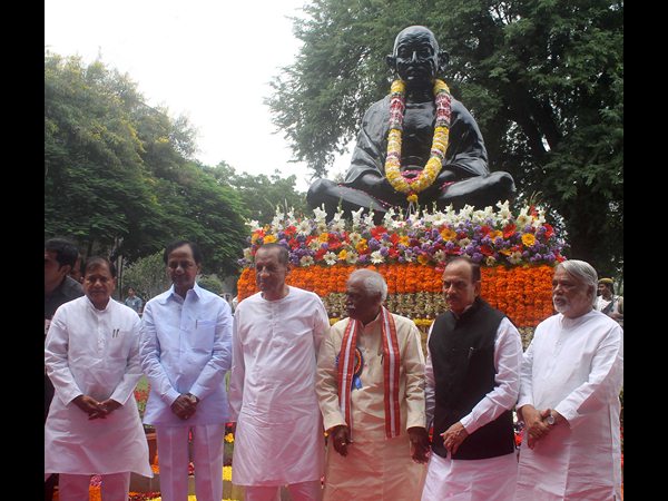  ఘనంగా గాంధీకి నివాళి: పాల్గొన్న కేసీఆర్, గవర్నర్