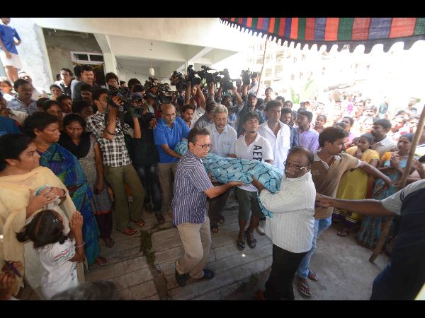 కంటతడి పెట్టిన ప్రజలు